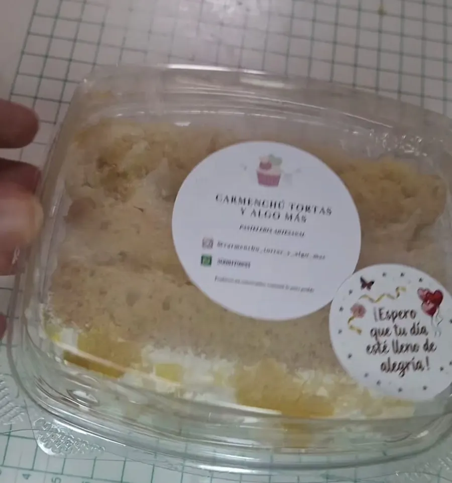 Porción empacada con la etiqueta del negocio de Carmenza