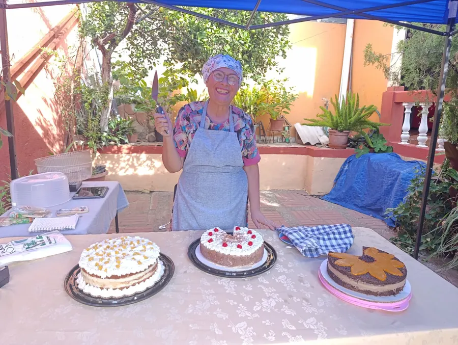 Nancy junto a la mesa de su festival de tortas