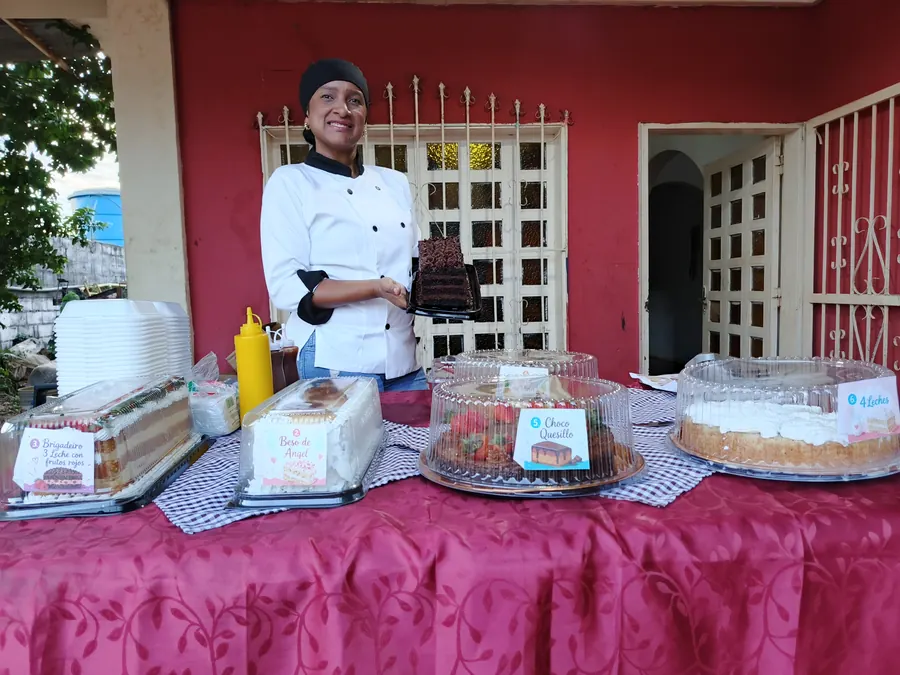 Suhaly con su mesa de tortas del festival