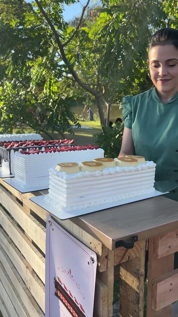 Sú detrás de su puesto con las tortas del festival
